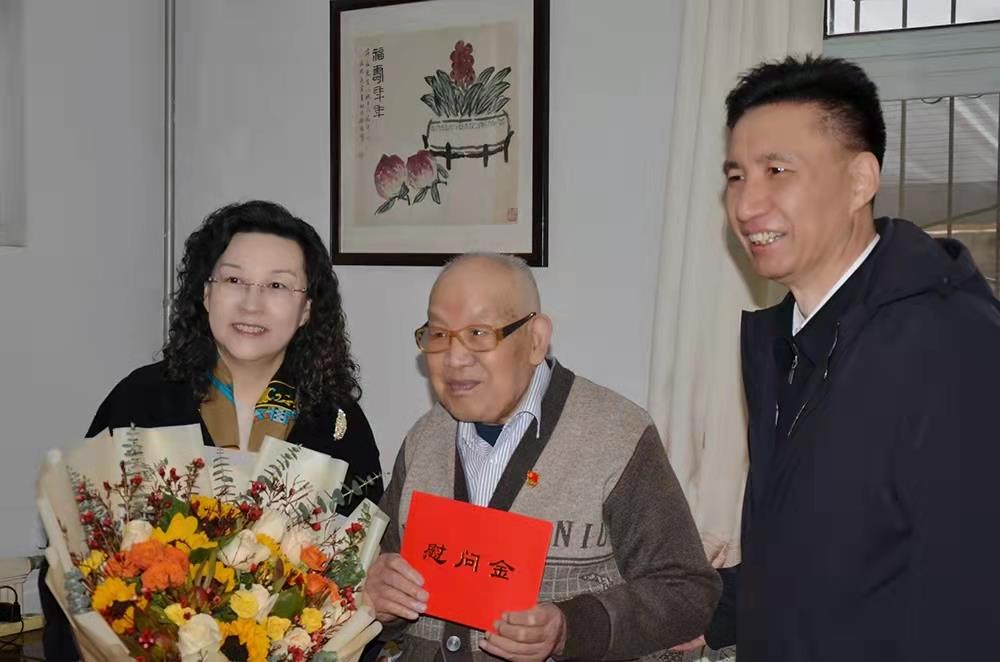 濟(jì)南產(chǎn)發(fā)集團(tuán)黨委副書(shū)記、總經(jīng)理黃蓓走訪慰問(wèn)離休老干部、老黨員